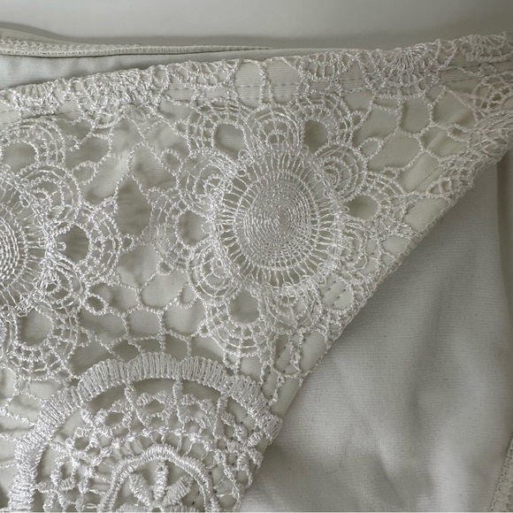 Xhilaration women’s white bikini bottoms with lace detailing size XL - Picture 3 of 8